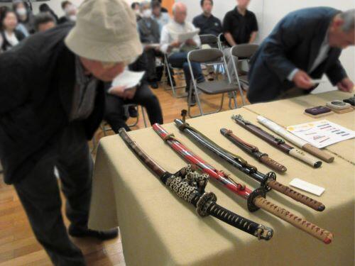 拵や刀装具を間近で見る