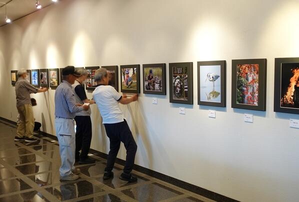 「初心者からの写真講座」受講生写真展の展示作業のようす